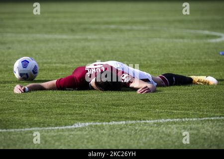 Der Torino-Mittelfeldspieler Sasa Lukic (7) liegt während des Fußballspiels Nr.4 TORINO - CAGLIARI am 18. Oktober 2020 im Stadio Olimpico Grande Torino in Turin, Piemont, Italien, am Boden. Endergebnis: Turin-Cagliari 2-3. (Foto von Matteo Bottanelli/NurPhoto) Stockfoto