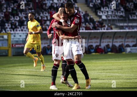 Torino-Stürmer Andrea Belotti (9) feiert mit dem Torino-Mittelfeldspieler Sasa Lukic (7), nachdem er sein Tor erzielt hat, um es 1-0 während des Serie-A-Fußballspiels Nr.4 TORINO - CAGLIARI am 18. Oktober 2020 im Stadio Olimpico Grande Torino in Turin, Piemont, Italien, zu erreichen. Endergebnis: Turin-Cagliari 2-3. (Foto von Matteo Bottanelli/NurPhoto) Stockfoto