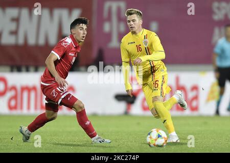 Claudia Petrila aus Rumänien U21 im Einsatz gegen Matthew Farrugia aus Malta U21 beim Fußballspiel zwischen Rumänien U21 und Malta U21 der Qualifikationsrunde für die U-21-Europameisterschaft 2021 in Giurgiu, Rumänien, am 13. Oktober 2020. (Foto von Alex Nicodim/NurPhoto) Stockfoto