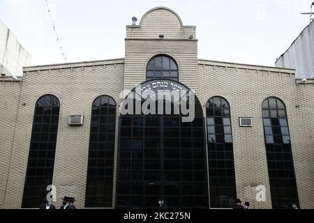 Die Verehrer der Synagoge der Kongregation Yetev Lev D'Satmar versammeln sich am 19,2020. Oktober vor dem New Yorker Stadtteil Williamsburg im Stadtteil Brooklyn. Eine Hochzeit wurde von den Behörden der Stadt und der Bundesstaaten eingestellt, nachdem angenommen wurde, dass sie über 10.000 Gemeinden anziehen würde. Die Spannungen zwischen den Stadtbehörden und der orthodoxen Gemeinschaft sind in letzter Zeit hoch geworden, da die Behörden die dicht besiedelte Gemeinde inmitten einer Spitze in den Covid-19-Fällen gesperrt haben. (Foto von John Lamparski/NurPhoto) Stockfoto