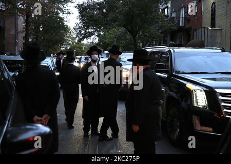 Die Verehrer der Synagoge der Kongregation Yetev Lev D'Satmar versammeln sich am 19,2020. Oktober vor dem New Yorker Stadtteil Williamsburg im Stadtteil Brooklyn. Eine Hochzeit wurde von den Behörden der Stadt und der Bundesstaaten eingestellt, nachdem angenommen wurde, dass sie über 10.000 Gemeinden anziehen würde. Die Spannungen zwischen den Stadtbehörden und der orthodoxen Gemeinschaft sind in letzter Zeit hoch geworden, da die Behörden die dicht besiedelte Gemeinde inmitten einer Spitze in den Covid-19-Fällen gesperrt haben. (Foto von John Lamparski/NurPhoto) Stockfoto