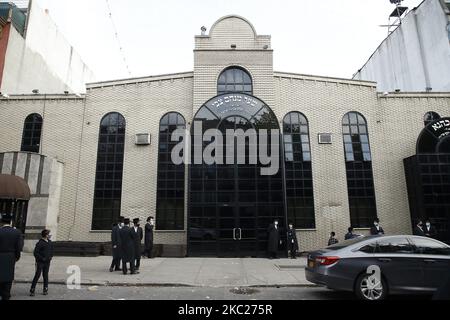 Die Verehrer der Synagoge der Kongregation Yetev Lev D'Satmar versammeln sich am 19,2020. Oktober vor dem New Yorker Stadtteil Williamsburg im Stadtteil Brooklyn. Eine Hochzeit wurde von den Behörden der Stadt und der Bundesstaaten eingestellt, nachdem angenommen wurde, dass sie über 10.000 Gemeinden anziehen würde. Die Spannungen zwischen den Stadtbehörden und der orthodoxen Gemeinschaft sind in letzter Zeit hoch geworden, da die Behörden die dicht besiedelte Gemeinde inmitten einer Spitze in den Covid-19-Fällen gesperrt haben. (Foto von John Lamparski/NurPhoto) Stockfoto