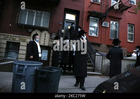 Die Verehrer der Synagoge der Kongregation Yetev Lev D'Satmar versammeln sich am 19,2020. Oktober vor dem New Yorker Stadtteil Williamsburg im Stadtteil Brooklyn. Eine Hochzeit wurde von den Behörden der Stadt und der Bundesstaaten eingestellt, nachdem angenommen wurde, dass sie über 10.000 Gemeinden anziehen würde. Die Spannungen zwischen den Stadtbehörden und der orthodoxen Gemeinschaft sind in letzter Zeit hoch geworden, da die Behörden die dicht besiedelte Gemeinde inmitten einer Spitze in den Covid-19-Fällen gesperrt haben. (Foto von John Lamparski/NurPhoto) Stockfoto