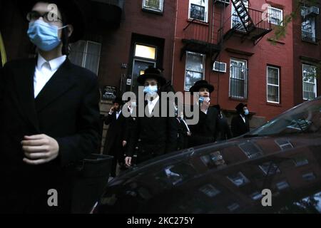 Die Verehrer der Synagoge der Kongregation Yetev Lev D'Satmar versammeln sich am 19,2020. Oktober vor dem New Yorker Stadtteil Williamsburg im Stadtteil Brooklyn. Eine Hochzeit wurde von den Behörden der Stadt und der Bundesstaaten eingestellt, nachdem angenommen wurde, dass sie über 10.000 Gemeinden anziehen würde. Die Spannungen zwischen den Stadtbehörden und der orthodoxen Gemeinschaft sind in letzter Zeit hoch geworden, da die Behörden die dicht besiedelte Gemeinde inmitten einer Spitze in den Covid-19-Fällen gesperrt haben. (Foto von John Lamparski/NurPhoto) Stockfoto