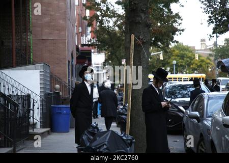 Die Verehrer der Synagoge der Kongregation Yetev Lev D'Satmar versammeln sich am 19,2020. Oktober vor dem New Yorker Stadtteil Williamsburg im Stadtteil Brooklyn. Eine Hochzeit wurde von den Behörden der Stadt und der Bundesstaaten eingestellt, nachdem angenommen wurde, dass sie über 10.000 Gemeinden anziehen würde. Die Spannungen zwischen den Stadtbehörden und der orthodoxen Gemeinschaft sind in letzter Zeit hoch geworden, da die Behörden die dicht besiedelte Gemeinde inmitten einer Spitze in den Covid-19-Fällen gesperrt haben. (Foto von John Lamparski/NurPhoto) Stockfoto