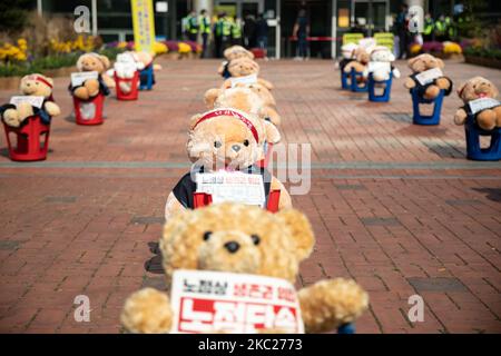 Teddybären werden während einer Pressekonferenz am 20. Oktober 2020 in Seoul, Südkorea, vor dem Mapo District Office platziert. Die Händler waren ohne Probleme in Betrieb, aber der Distrikt Mapo behauptete, dass die Verkaufsstände im September abgerissen wurden, als Straßenhändler aufgrund der Einführung sozialer Distanzen auf Ebene 2,5, die durch die Ausbreitung der Coronavirus-Krankheit verursacht wurden (COVID-19), keine Geschäfte tätigen konnten. (Foto von Chris Jung/NurPhoto) Stockfoto