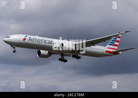 American Airlines Boing 777-300 Großraumflugzeuge, wie bei der endgültigen Annäherung über die Häuser der Myrtle Ave, für die Landung auf dem London Heathrow LHR EGLL International Airport in England, Großbritannien, gesehen. Das Flugzeug B777 hat die Registrierung N718AN und wird von 2x GE-Düsenmotoren angetrieben. American Airlines AA AAL ist die weltweit größte Fluggesellschaft mit Sitz und Drehkreuz in Fort Worth, Texas. Die 777-323(er)-Maschine wird seit dem 23. März 2020 in Tulsa TUL gelagert, weil die Coronavirus Covid-19-Pandemie den Niedergang der Luftfahrtindustrie anführte. 19. März 2020 London Heathrow (Foto von Nicolas Econo Stockfoto