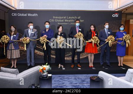 (Von links nach rechts) Josephine Lee, Head of Retail Bank, Citibank Hong Kong; Steven Lo, Head of Asia Pacific, Citi Private Bank; Künstler Leon Lai Ming; Angel Ng, Head of Asia, Citi Global Wealth; Anand Selvakesari, Chief Executive Officer, Personal Banking & Wealth Management, Citi; Aveline San, Chief Executive Officer, Citi Hong Kong und Macau; Fabio Fontainha, Global Head of Citigold and Citigold Private Client; Vicky Kong, Consumer Business Manager, Citibank Hong Kong, hat bei der Eröffnungsfeier des weltweit ersten Citi Global Wealth Center in Hongkong im K11 Atelier amtiert. 01NOV2 Stockfoto