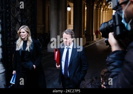 Der Sonderberater Cleo Watson (L) und der schottische Staatssekretär Alister Jack (R), Abgeordnete der schottischen Konservativen Partei für Dumfries und Galloway, kehren von der wöchentlichen Kabinettssitzung, die derzeit am 20. Oktober 2020 im Foreign, Commonwealth and Development Office (FCDO) in London, England, stattfindet, in die Downing Street zurück. (Foto von David Cliff/NurPhoto) Stockfoto