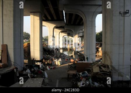 Ein Blick auf eine Slumwohnung entlang eines Abflusses unter Baba Banda Singh Bahadur Setu in der Nähe der INA Colony am 20. Oktober 2020 in Neu-Delhi, Indien. (Foto von Mayank Makhija/NurPhoto) Stockfoto