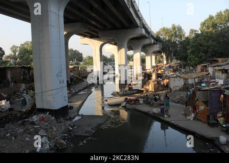 Ein Blick auf eine Slumwohnung entlang eines Abflusses unter Baba Banda Singh Bahadur Setu in der Nähe der INA Colony am 20. Oktober 2020 in Neu-Delhi, Indien. (Foto von Mayank Makhija/NurPhoto) Stockfoto