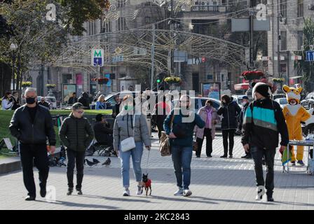 Menschen gehen in der Innenstadt von Kiew, Ukraine, 20. Oktober 2020. 173.788 aktive Fälle von Covid-19 in der Ukraine bestätigt. (Foto von Sergii Chartschenko/NurPhoto) Stockfoto