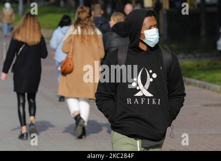 Menschen gehen in der Innenstadt von Kiew, Ukraine, 20. Oktober 2020. 173.788 aktive Fälle von Covid-19 in der Ukraine bestätigt. (Foto von Sergii Chartschenko/NurPhoto) Stockfoto