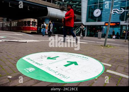 Ein Schild weist darauf hin, welche Seite zu Fuß zu gehen und soziale Distanz zu halten, während einer teilweisen Sperre in Den Haag, Niederlande, am 20.. Oktober 2020. (Foto von Romy Arroyo Fernandez/NurPhoto) Stockfoto