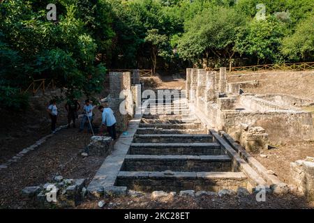 Archäologen im Inneren des Pulo di Molfetta, einer Karsthöhle, in der Nähe der Panzer, während der Restaurierungs- und Barrierearbeiten, um es Besuchern und Touristen zugänglich zu machen. Gebiet, in dem mehrere antike archäologische Funde gefunden wurden, am 20. Oktober 2020 in Molfetta. Nach Jahren wird die Karsthöhle von Molfetta dank der im September 2018 zwischen der Gemeinde Molfetta und der Metropolstadt Bari unterzeichneten Vereinbarung, auf deren Grundlage die Metropolitan Authority, Eigentümer der Website, Hat den Pulo seit 20 Jahren an die Gemeinde verkauft. Un Stockfoto