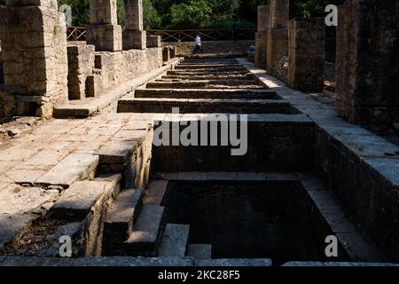 Detail der Tanks, im Inneren des Pulo di Molfetta, einem Karstloch, während der Renovierung und der Zugänglichkeit, um es für Besucher und Touristen zugänglich zu machen. Gebiet, in dem mehrere antike archäologische Funde gefunden wurden, am 20. Oktober 2020 in Molfetta. Nach Jahren wird die Karsthöhle von Molfetta dank der im September 2018 zwischen der Gemeinde Molfetta und der Metropolstadt Bari unterzeichneten Vereinbarung, auf deren Grundlage die Metropolitan Authority, Eigentümer der Website, Hat den Pulo seit 20 Jahren an die Gemeinde verkauft. Unter Stockfoto