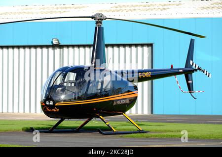 Robinson R44 Raven Hubschrauber ein Typ, der oft für Flugtraining verwendet wird - Registrierung G-CMDZ Stockfoto