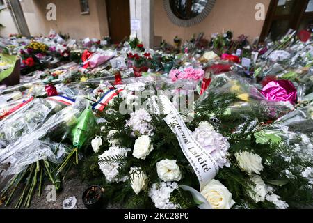 Blumen werden außerhalb der weiterführenden Schule von Bois d'Aulne in Ehren des ermordeten Geschichtslehrers Samuel Paty aufgestellt, der von einem Angreifer enthauptet wurde, weil er am 19. Oktober 2020 in Conflans-Sainte-Honorine, nordwestlich von Paris, Karikaturen des Propheten Mohammed gezeigt hatte. Paty, 47, wurde am 16. Oktober auf dem Weg von der Mittelschule nach Hause angegriffen, wo er vom 18-jährigen Tschetschenien Abdullakh Ansorov unterrichtete, der von der Polizei getötet wurde. Nach dem Angriff nahmen Zehntausende von Menschen landesweit an Kundgebungen Teil, um Paty zu ehren und die Meinungsfreiheit zu verteidigen. (Foto von Mi Stockfoto