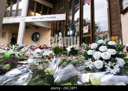 Blumen werden außerhalb der weiterführenden Schule von Bois d'Aulne in Ehren des ermordeten Geschichtslehrers Samuel Paty aufgestellt, der von einem Angreifer enthauptet wurde, weil er am 19. Oktober 2020 in Conflans-Sainte-Honorine, nordwestlich von Paris, Karikaturen des Propheten Mohammed gezeigt hatte. Paty, 47, wurde am 16. Oktober auf dem Weg von der Mittelschule nach Hause angegriffen, wo er vom 18-jährigen Tschetschenien Abdullakh Ansorov unterrichtete, der von der Polizei getötet wurde. Nach dem Angriff nahmen Zehntausende von Menschen landesweit an Kundgebungen Teil, um Paty zu ehren und die Meinungsfreiheit zu verteidigen. (Foto von Mi Stockfoto