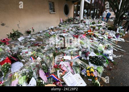 Blumen werden außerhalb der weiterführenden Schule von Bois d'Aulne in Ehren des ermordeten Geschichtslehrers Samuel Paty aufgestellt, der von einem Angreifer enthauptet wurde, weil er am 19. Oktober 2020 in Conflans-Sainte-Honorine, nordwestlich von Paris, Karikaturen des Propheten Mohammed gezeigt hatte. Paty, 47, wurde am 16. Oktober auf dem Weg von der Mittelschule nach Hause angegriffen, wo er vom 18-jährigen Tschetschenien Abdullakh Ansorov unterrichtete, der von der Polizei getötet wurde. Nach dem Angriff nahmen Zehntausende von Menschen landesweit an Kundgebungen Teil, um Paty zu ehren und die Meinungsfreiheit zu verteidigen. (Foto von Mi Stockfoto