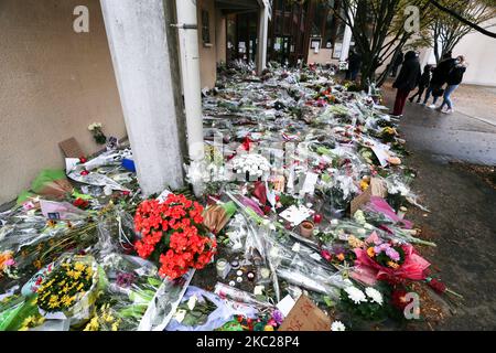 Blumen werden außerhalb der weiterführenden Schule von Bois d'Aulne in Ehren des ermordeten Geschichtslehrers Samuel Paty aufgestellt, der von einem Angreifer enthauptet wurde, weil er am 19. Oktober 2020 in Conflans-Sainte-Honorine, nordwestlich von Paris, Karikaturen des Propheten Mohammed gezeigt hatte. Paty, 47, wurde am 16. Oktober auf dem Weg von der Mittelschule nach Hause angegriffen, wo er vom 18-jährigen Tschetschenien Abdullakh Ansorov unterrichtete, der von der Polizei getötet wurde. Nach dem Angriff nahmen Zehntausende von Menschen landesweit an Kundgebungen Teil, um Paty zu ehren und die Meinungsfreiheit zu verteidigen. (Foto von Mi Stockfoto