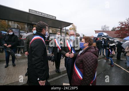 Gewählte Vertreter versammeln sich am 20. Oktober 2020 in der Mittelschule in Conflans-Sainte-Honorine, nordwestlich von Paris, während der "Marche Blanche", in Solidarität, nachdem ein Lehrer enthauptet wurde, weil er den Schülern Karikaturen des Propheten Mohammed gezeigt hatte. Sein Mord in einem Pariser Vorort am 16. Oktober schockierte das Land und brachte Erinnerungen an eine Welle islamistischer Gewalt im Jahr 2015 zurück. Paty, 47, wurde am 16. Oktober auf dem Weg von der Mittelschule nach Hause angegriffen, wo er vom 18-jährigen Tschetschenien Abdullakh Ansorov unterrichtete, der von der Polizei getötet wurde. Nach dem Angriff nahmen Zehntausende Menschen an Stockfoto