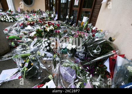 Blumen werden außerhalb der weiterführenden Schule von Bois d'Aulne in Ehren des ermordeten Geschichtslehrers Samuel Paty aufgestellt, der von einem Angreifer enthauptet wurde, weil er am 19. Oktober 2020 in Conflans-Sainte-Honorine, nordwestlich von Paris, Karikaturen des Propheten Mohammed gezeigt hatte. Paty, 47, wurde am 16. Oktober auf dem Weg von der Mittelschule nach Hause angegriffen, wo er vom 18-jährigen Tschetschenien Abdullakh Ansorov unterrichtete, der von der Polizei getötet wurde. Nach dem Angriff nahmen Zehntausende von Menschen landesweit an Kundgebungen Teil, um Paty zu ehren und die Meinungsfreiheit zu verteidigen. (Foto von Mi Stockfoto