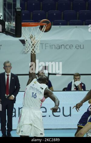 Usman Garuba von Real Madrid in Aktion während der spanischen Liga Liga, Liga Endesa ACB, Basketballspiel zwischen Real Madrid Baloncesto und Mombus Obradoiro im Pavillon des Wizink Center am 20. Oktober 2020 in Madrid, Spanien. (Foto von Oscar Gonzalez/NurPhoto) Stockfoto