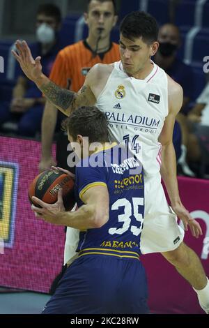 Gabriel Deck von Real Madrid in Aktion während der spanischen Liga Liga, Liga Endesa ACB, Basketballspiel zwischen Real Madrid Baloncesto und Mombus Obradoiro im Pavillon des Wizink Center am 20. Oktober 2020 in Madrid, Spanien. (Foto von Oscar Gonzalez/NurPhoto) Stockfoto