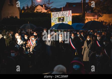 Am 20. Oktober 2020 versammelten sich etwa 6.000 Personen vor dem Bois d'Aulne College in Conflans Saint-Honorine, einem Vorort von Paris, um an einem weißen marsch zu Ehren von Samuel Paty, einem Geschichtslehrer an der Hochschule, teilzunehmen. Der bei einem Angriff am 16. Oktober enthauptet wurde, weil er Karikaturen des Propheten Mohammed während eines Kurses über die Meinungsfreiheit gezeigt hatte. Valérie Pécresse, Präsident der Region Ile-de-France, Laurent Brosse, Bürgermeister von Conflans Saint-Honorine, und Jean-Paul Huchon, ehemaliger Regionalpräsident und ehemaliger Bürgermeister der Stadt, leiten den marsch neben vielen anderen gewählten Beamten. (P Stockfoto