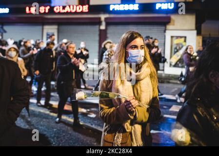 Am 20. Oktober 2020 versammelten sich etwa 6.000 Personen vor dem Bois d'Aulne College in Conflans Saint-Honorine, einem Vorort von Paris, um an einem weißen marsch zu Ehren von Samuel Paty, einem Geschichtslehrer an der Hochschule, teilzunehmen. Der bei einem Angriff am 16. Oktober enthauptet wurde, weil er Karikaturen des Propheten Mohammed während eines Kurses über die Meinungsfreiheit gezeigt hatte. (Foto von Samuel Boivin/NurPhoto) Stockfoto