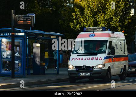 Ein Krankenwagen im Zentrum Krakaus gesehen. Heute meldete das Gesundheitsministerium 9.291 neue Fälle von COVID-19 in Polen, darunter eine Rekordzahl von 1.486 in der Woiwodschaft Malopolskie. Außerdem lebt jede dritte Person, die in der Woiwodschaft Malopolskie mit COVID-19 diagnostiziert wurde, in Krakau. Am Dienstag, den 20. Oktober 2020, in Krakau, Polen. (Foto von Artur Widak/NurPhoto) Stockfoto