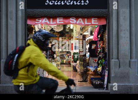 Verkaufsschild am Eingang eines Souvenirshopfes im Zentrum Krakaus. Heute meldete das Gesundheitsministerium 9.291 neue Fälle von COVID-19 in Polen, darunter eine Rekordzahl von 1.486 in der Woiwodschaft Malopolskie. Außerdem lebt jede dritte Person, die in der Woiwodschaft Malopolskie mit COVID-19 diagnostiziert wurde, in Krakau. Am Dienstag, den 20. Oktober 2020, in Krakau, Polen. (Foto von Artur Widak/NurPhoto) Stockfoto