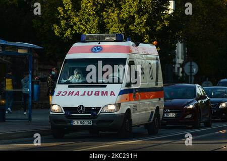 Ein Krankenwagen im Zentrum Krakaus gesehen. Heute meldete das Gesundheitsministerium 9.291 neue Fälle von COVID-19 in Polen, darunter eine Rekordzahl von 1.486 in der Woiwodschaft Malopolskie. Außerdem lebt jede dritte Person, die in der Woiwodschaft Malopolskie mit COVID-19 diagnostiziert wurde, in Krakau. Am Dienstag, den 20. Oktober 2020, in Krakau, Polen. (Foto von Artur Widak/NurPhoto) Stockfoto