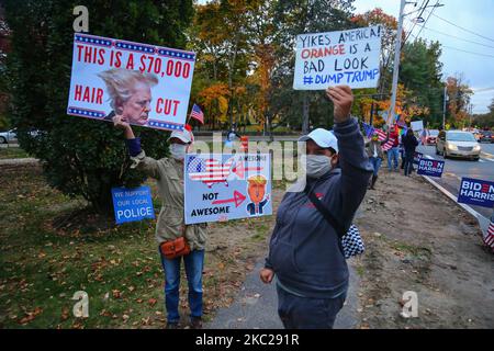 Anti-Trump-Anhänger halten Plakat zur Unterstützung von Joe Biden, um Protest gegen eine Demonstration von Trump-Anhängern in Lynnefield, MA, 20. Oktober 2020, zu kontern. (Foto von Anik Rahman/NurPhoto) Stockfoto