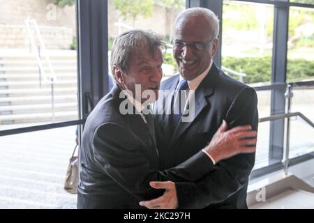 Saeb Erekat (rechts), hochrangiger palästinensischer Politiker, Diplomat und hochrangiger PLO-Beamter, begrüßt am 16. Mai 2011 den ehemaligen französischen Außenminister und Mitbegründer von Médecins Sans Frontières Bernard Kouchner auf einer Konferenz der Organisation der Genfer Initiative in Tel Aviv, Israel. Saeb Erekat, hochrangiger palästinensischer Politiker, Diplomat und hochrangiger PLO-Beamter, befindet sich in einem kritischen Zustand mit COVID-19, nachdem er am Sonntag, dem 18. Oktober 2020, im israelischen Hadassah Medical Center in Jerusalem ins Krankenhaus eingeliefert wurde. (Foto von Mati Milstein/NurPhoto) Stockfoto