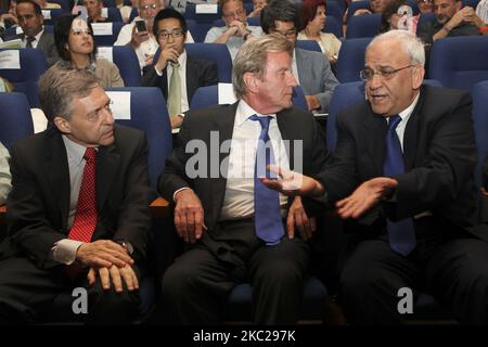 Hochrangiger palästinensischer Politiker und Diplomat und hochrangiger PLO-Beamter Saeb Erekat (rechts) im Gespräch mit dem ehemaligen israelischen Regierungsminister Yossi Beilin (links) und dem ehemaligen französischen Außenminister und Mitbegründer von Médecins Sans Frontières Bernard Kouchner (Mitte) auf einer Konferenz der Organisation der Genfer Initiative in Tel Aviv, Israel, Am 16. Mai 2011. Saeb Erekat, hochrangiger palästinensischer Politiker, Diplomat und hochrangiger PLO-Beamter, befindet sich in einem kritischen Zustand mit COVID-19, nachdem er am Sonntag, dem 18. Oktober 2020, im israelischen Hadassah Medical Center in Jerusalem ins Krankenhaus eingeliefert wurde. (Foto von Mati Milstein Stockfoto