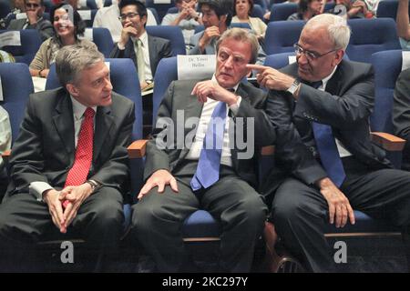 Hochrangiger palästinensischer Politiker und Diplomat und hochrangiger PLO-Beamter Saeb Erekat (rechts) im Gespräch mit dem ehemaligen israelischen Regierungsminister Yossi Beilin (links) und dem ehemaligen französischen Außenminister und Mitbegründer von Médecins Sans Frontières Bernard Kouchner (Mitte) auf einer Konferenz der Organisation der Genfer Initiative in Tel Aviv, Israel, Am 16. Mai 2011. Saeb Erekat, hochrangiger palästinensischer Politiker, Diplomat und hochrangiger PLO-Beamter, befindet sich in einem kritischen Zustand mit COVID-19, nachdem er am Sonntag, dem 18. Oktober 2020, im israelischen Hadassah Medical Center in Jerusalem ins Krankenhaus eingeliefert wurde. (Foto von Mati Milstein Stockfoto