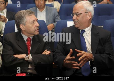 Hochrangiger palästinensischer Politiker, Diplomat und hochrangiger PLO-Beamter Saeb Erekat (rechts) im Gespräch mit dem ehemaligen israelischen Regierungsminister Yossi Beilin auf einer Konferenz, die von der Organisation der Genfer Initiative am 16. Mai 2011 in Tel Aviv, Israel, organisiert wurde. Saeb Erekat, hochrangiger palästinensischer Politiker, Diplomat und hochrangiger PLO-Beamter, befindet sich in einem kritischen Zustand mit COVID-19, nachdem er am Sonntag, dem 18. Oktober 2020, im israelischen Hadassah Medical Center in Jerusalem ins Krankenhaus eingeliefert wurde. (Foto von Mati Milstein/NurPhoto) Stockfoto