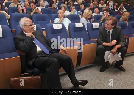 Saeb Erekat (links), hochrangiger palästinensischer Politiker, Diplomat und hochrangiger PLO-Beamter, begrüßt am 16. Mai 2011 den ehemaligen französischen Außenminister und Mitbegründer von Médecins Sans Frontières Bernard Kouchner auf einer Konferenz der Organisation der Genfer Initiative in Tel Aviv, Israel. Saeb Erekat, hochrangiger palästinensischer Politiker, Diplomat und hochrangiger PLO-Beamter, befindet sich in einem kritischen Zustand mit COVID-19, nachdem er am Sonntag, dem 18. Oktober 2020, im israelischen Hadassah Medical Center in Jerusalem ins Krankenhaus eingeliefert wurde. (Foto von Mati Milstein/NurPhoto) Stockfoto