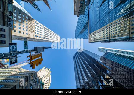 Trump Tower in New York City in den USA. Der 58-stöckige Wolkenkratzer an der Fifth Avenue in Midtown Manhattan beherbergt das Hauptquartier der Trump Organization und die Penthouse-Eigentumswohnung des US-Präsidenten Donald Trump, der auch Geschäftsmann und Immobilienentwickler ist. Das Gebäude wurde von der Scutt in modernistischen Architektur mit Glas und Treppenfassade am Gebäude entworfen, der Bau begann im Jahr 1979 in NYC. New York, USA am 2020. Februar (Foto von Nicolas Economou/NurPhoto) Stockfoto