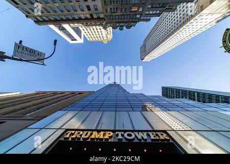 Weitwinkelansicht des Haupteingangs mit der Beschreibung 'Trump Tower' in New York City in den USA. Der 58-stöckige Wolkenkratzer an der Fifth Avenue in Midtown Manhattan beherbergt das Hauptquartier der Trump Organization und die Penthouse-Eigentumswohnung des US-Präsidenten Donald Trump, der auch Geschäftsmann und Immobilienentwickler ist. Das Gebäude wurde von der Scutt in modernistischen Architektur mit Glas und Treppenfassade am Gebäude entworfen, der Bau begann im Jahr 1979 in NYC. New York, USA am 2020. Februar (Foto von Nicolas Economou/NurPhoto) Stockfoto