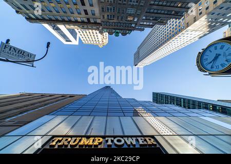 Weitwinkelansicht des Haupteingangs mit der Beschreibung 'Trump Tower' in New York City in den USA. Der 58-stöckige Wolkenkratzer an der Fifth Avenue in Midtown Manhattan beherbergt das Hauptquartier der Trump Organization und die Penthouse-Eigentumswohnung des US-Präsidenten Donald Trump, der auch Geschäftsmann und Immobilienentwickler ist. Das Gebäude wurde von der Scutt in modernistischen Architektur mit Glas und Treppenfassade am Gebäude entworfen, der Bau begann im Jahr 1979 in NYC. New York, USA am 2020. Februar (Foto von Nicolas Economou/NurPhoto) Stockfoto