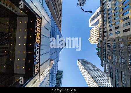 Weitwinkelansicht des Haupteingangs mit der Beschreibung 'Trump Tower' in New York City in den USA. Der 58-stöckige Wolkenkratzer an der Fifth Avenue in Midtown Manhattan beherbergt das Hauptquartier der Trump Organization und die Penthouse-Eigentumswohnung des US-Präsidenten Donald Trump, der auch Geschäftsmann und Immobilienentwickler ist. Das Gebäude wurde von der Scutt in modernistischen Architektur mit Glas und Treppenfassade am Gebäude entworfen, der Bau begann im Jahr 1979 in NYC. New York, USA am 2020. Februar (Foto von Nicolas Economou/NurPhoto) Stockfoto