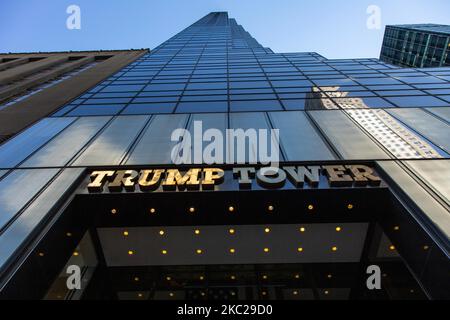 Weitwinkelansicht des Haupteingangs mit der Beschreibung 'Trump Tower' in New York City in den USA. Der 58-stöckige Wolkenkratzer an der Fifth Avenue in Midtown Manhattan beherbergt das Hauptquartier der Trump Organization und die Penthouse-Eigentumswohnung des US-Präsidenten Donald Trump, der auch Geschäftsmann und Immobilienentwickler ist. Das Gebäude wurde von der Scutt in modernistischen Architektur mit Glas und Treppenfassade am Gebäude entworfen, der Bau begann im Jahr 1979 in NYC. New York, USA am 2020. Februar (Foto von Nicolas Economou/NurPhoto) Stockfoto