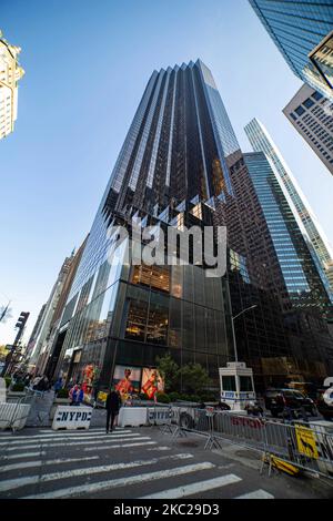 Trump Tower in New York City in den USA. Der 58-stöckige Wolkenkratzer an der Fifth Avenue in Midtown Manhattan beherbergt das Hauptquartier der Trump Organization und die Penthouse-Eigentumswohnung des US-Präsidenten Donald Trump, der auch Geschäftsmann und Immobilienentwickler ist. Das Gebäude wurde von der Scutt in modernistischen Architektur mit Glas und Treppenfassade am Gebäude entworfen, der Bau begann im Jahr 1979 in NYC. New York, USA am 2020. Februar (Foto von Nicolas Economou/NurPhoto) Stockfoto