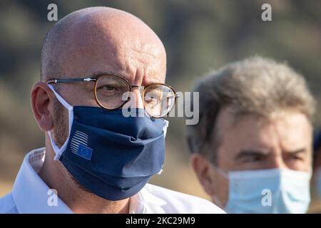 Nahaufnahme Porträt von Charles Michel mit einer Gesichtsmaske mit dem Logo des Europäischen Rates. Der Präsident des Europäischen Rates, Charles Michel, besucht nach dem Brand im Lager Moria das neue temporäre Flüchtlingslager Kara Tepe auf der Insel Lesbos mit Notis Mitarachi, dem griechischen Minister für Einwanderung und Asyl und Michalis Chrisochoidis, dem Minister für den Schutz der Bürger. Asylbewerber lebten mit ihren Familien am Straßenrand in provisorischen Zelten nach den Blasten in Moria Hotspot und die griechische Regierung baute mit Hilfe der Europäischen Union und des UNHCR zusammen mit der Armee das neue Lager, um Flüchtlinge und Migrieren aufzunehmen Stockfoto