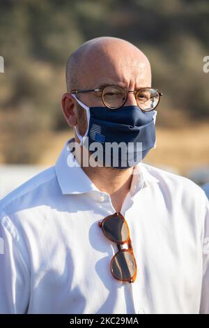 Nahaufnahme Porträt von Charles Michel mit einer Gesichtsmaske mit dem Logo des Europäischen Rates. Der Präsident des Europäischen Rates, Charles Michel, besucht nach dem Brand im Lager Moria das neue temporäre Flüchtlingslager Kara Tepe auf der Insel Lesbos mit Notis Mitarachi, dem griechischen Minister für Einwanderung und Asyl und Michalis Chrisochoidis, dem Minister für den Schutz der Bürger. Asylbewerber lebten mit ihren Familien am Straßenrand in provisorischen Zelten nach den Blasten in Moria Hotspot und die griechische Regierung baute mit Hilfe der Europäischen Union und des UNHCR zusammen mit der Armee das neue Lager, um Flüchtlinge und Migrieren aufzunehmen Stockfoto