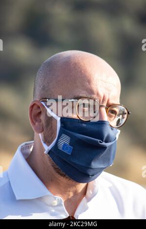 Nahaufnahme Porträt von Charles Michel mit einer Gesichtsmaske mit dem Logo des Europäischen Rates. Der Präsident des Europäischen Rates, Charles Michel, besucht nach dem Brand im Lager Moria das neue temporäre Flüchtlingslager Kara Tepe auf der Insel Lesbos mit Notis Mitarachi, dem griechischen Minister für Einwanderung und Asyl und Michalis Chrisochoidis, dem Minister für den Schutz der Bürger. Asylbewerber lebten mit ihren Familien am Straßenrand in provisorischen Zelten nach den Blasten in Moria Hotspot und die griechische Regierung baute mit Hilfe der Europäischen Union und des UNHCR zusammen mit der Armee das neue Lager, um Flüchtlinge und Migrieren aufzunehmen Stockfoto