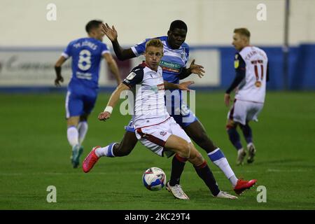 Yoan Zouma von Barrow in Aktion mit Eoin Doyle von Bolton Wanderers während des Sky Bet League 2-Spiels zwischen Barrow und Bolton Wanderers in der Holker Street, Barrow-in-Furness am Dienstag, den 20.. Oktober 2020. (Foto von Mark Fletcher/MI News/NurPhoto) Stockfoto